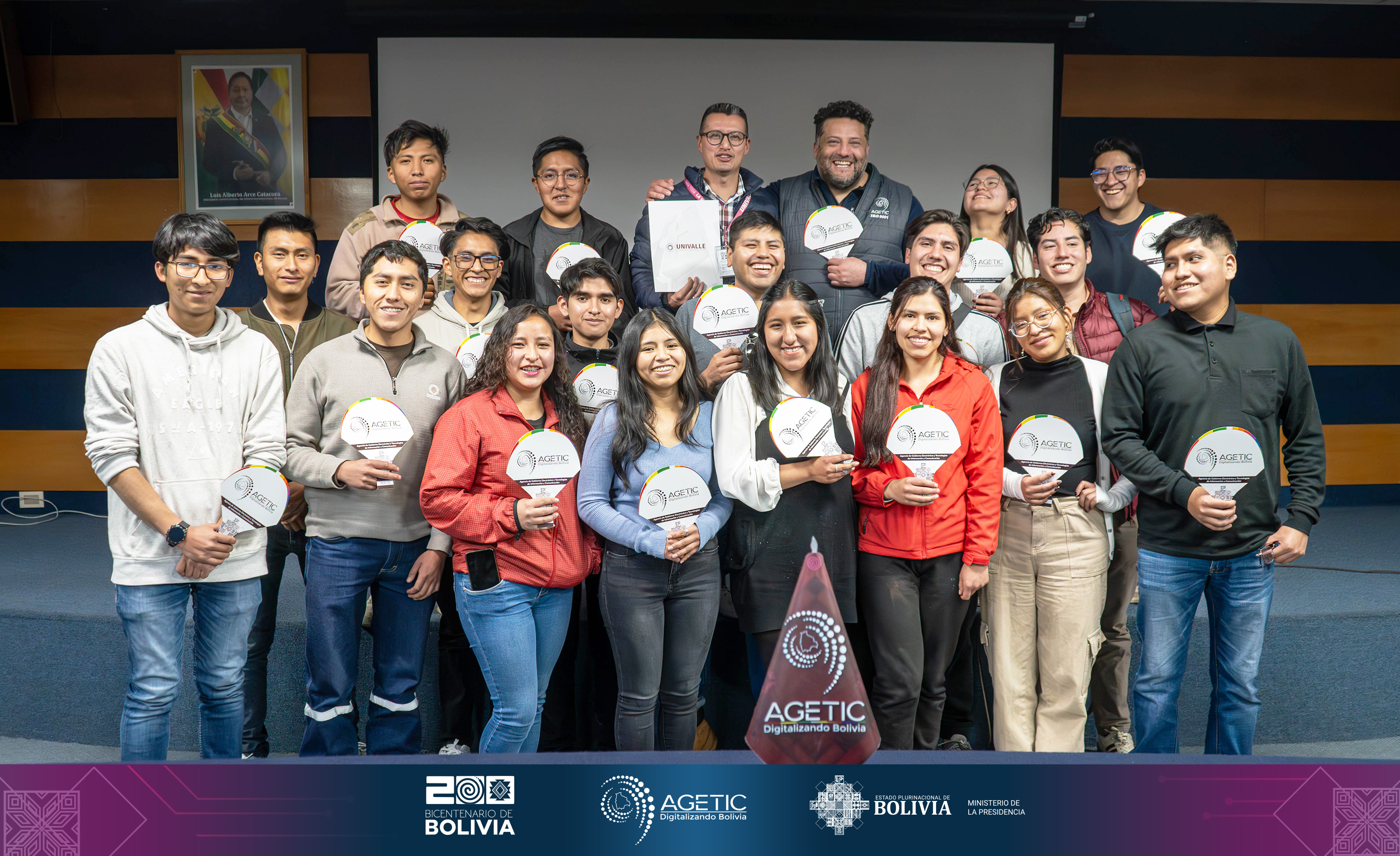 Estudiantes de la Univalle visitan la AGETIC en una jornada académica sobre gestión de proyectos tecnológicos