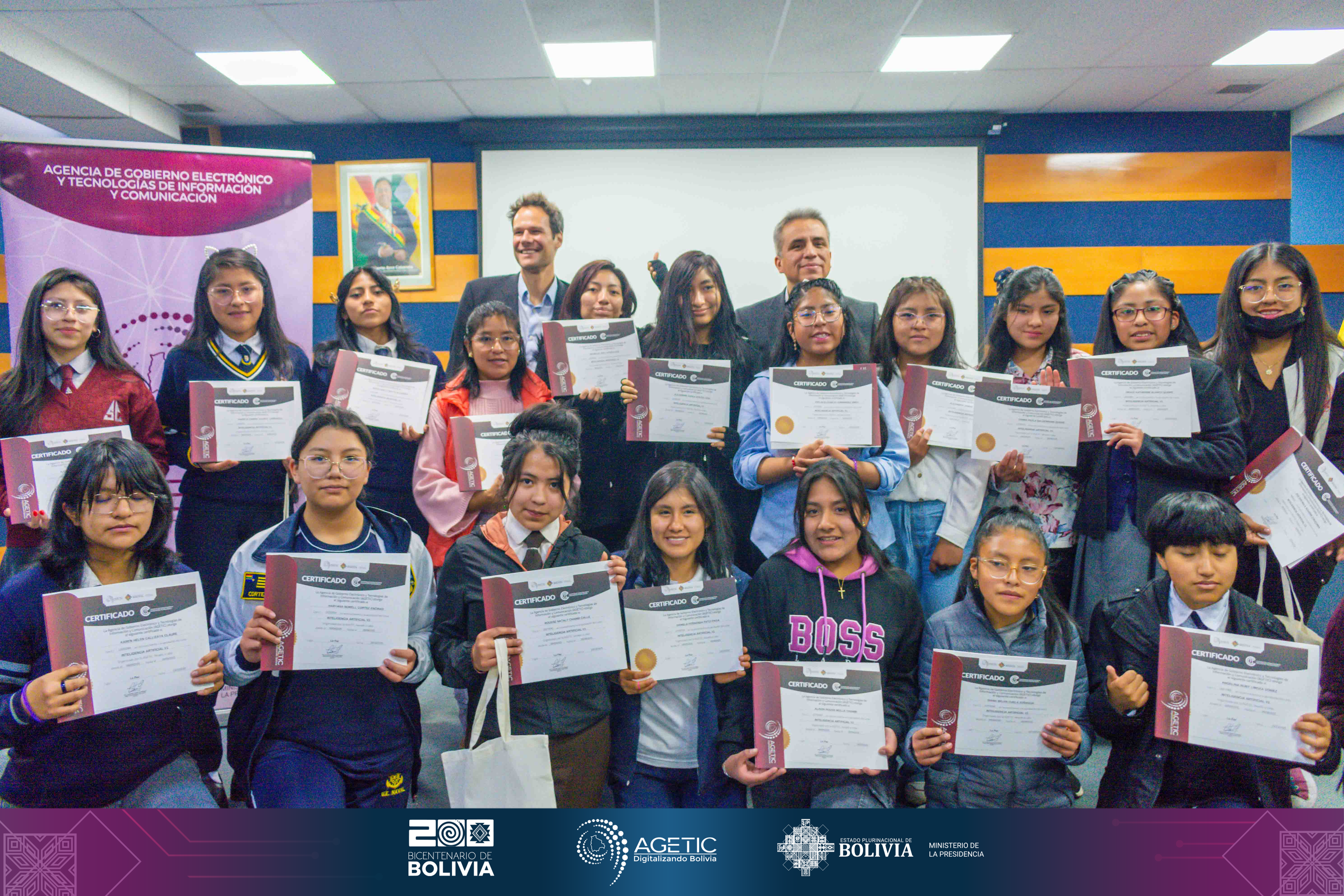 En conmemoración del Día de la Mujer Boliviana, la Agencia de Gobierno Electrónico y Tecnologías de Información y Comunicación (AGETIC), en alianza con UNICEF, realizó el lanzamiento oficial de la Política Institucional para el Desarrollo de Habilidades Socioemocionales y Digitales en Adolescentes Mujeres, marcando un hito en el compromiso del Estado boliviano con la equidad de género y la inclusión tecnológica.