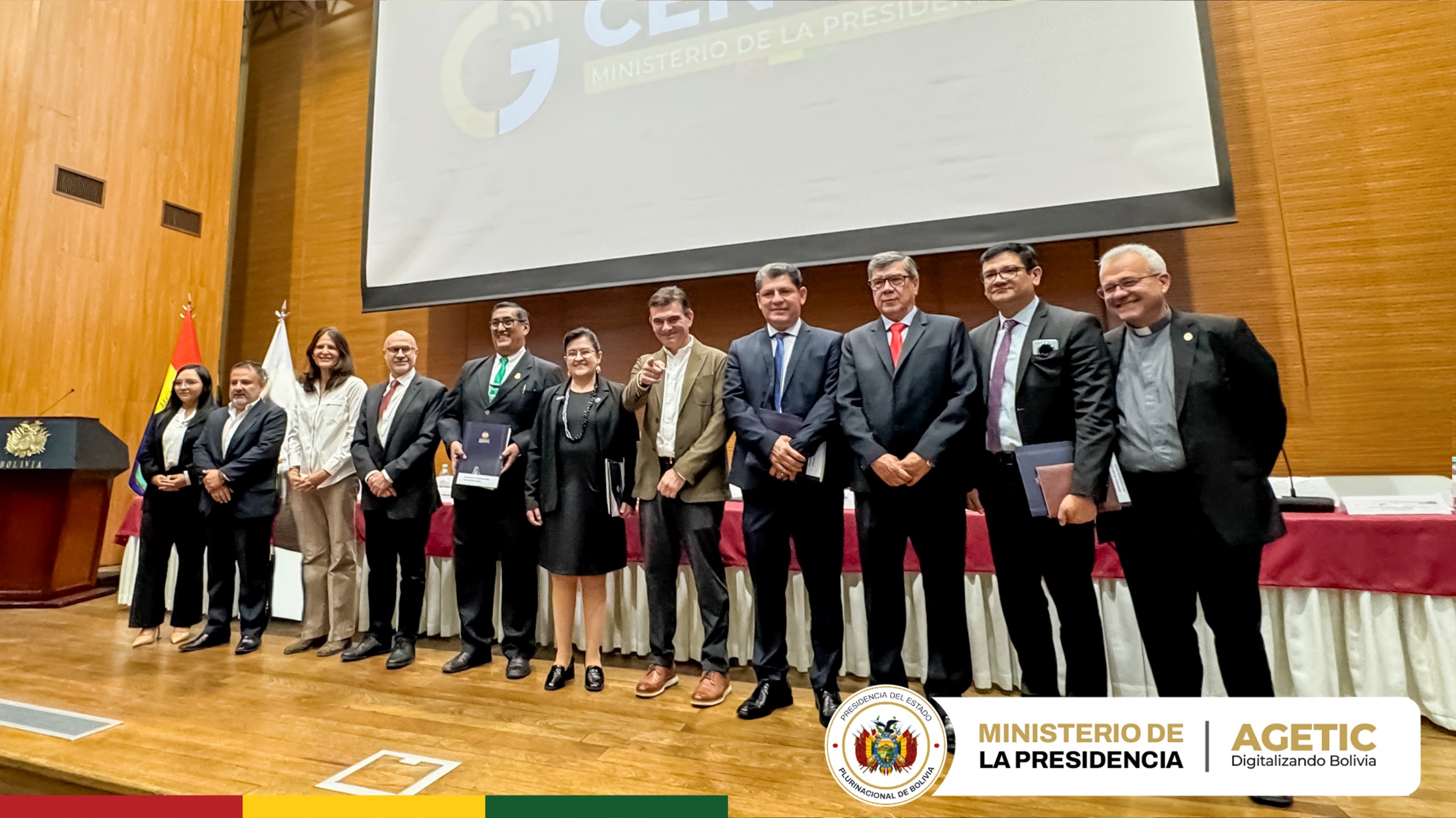 Presidente del Estado, Director Ejecutivo AGETIC, autoridades de Gobierno y Universidades presentes en la firma de Convenio de Co - Creación Digital.
