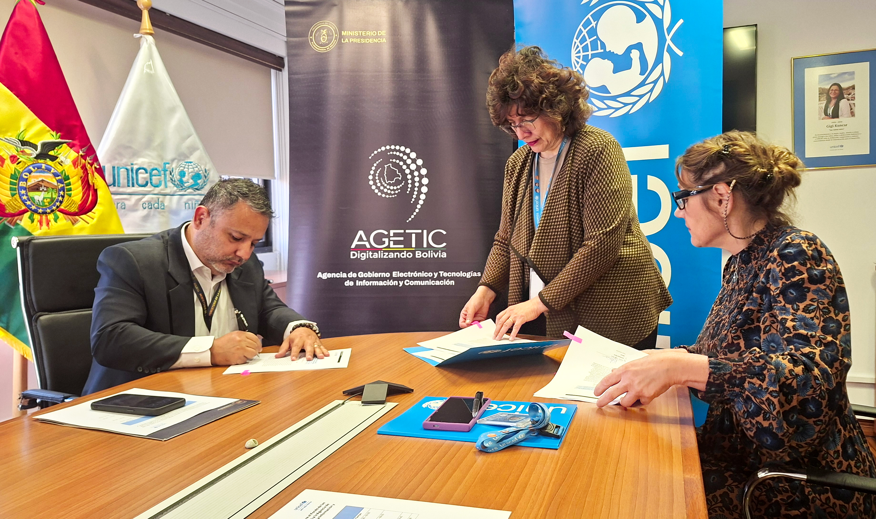 Firma de Plan de Trabajo AGETIC y UNICEF