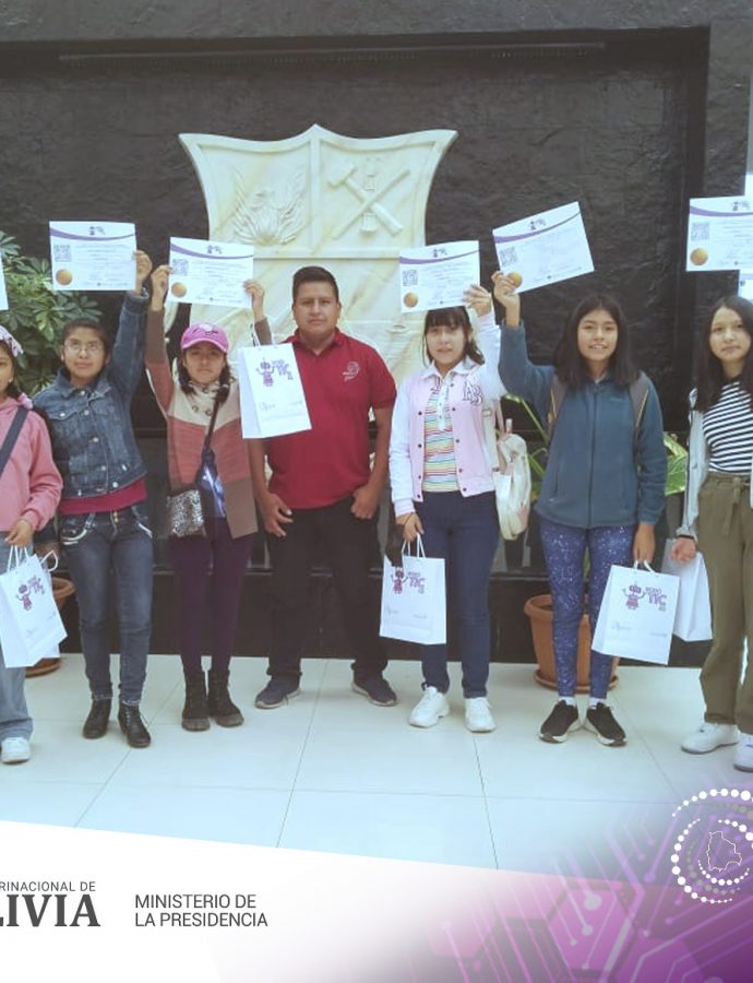 <strong>La AGETIC, reconoce con diplomas a aquellas niñas y adolescentes bolivianas que fueron beneficiarias de la formación gratuita con el programa RobóTICas</strong>
