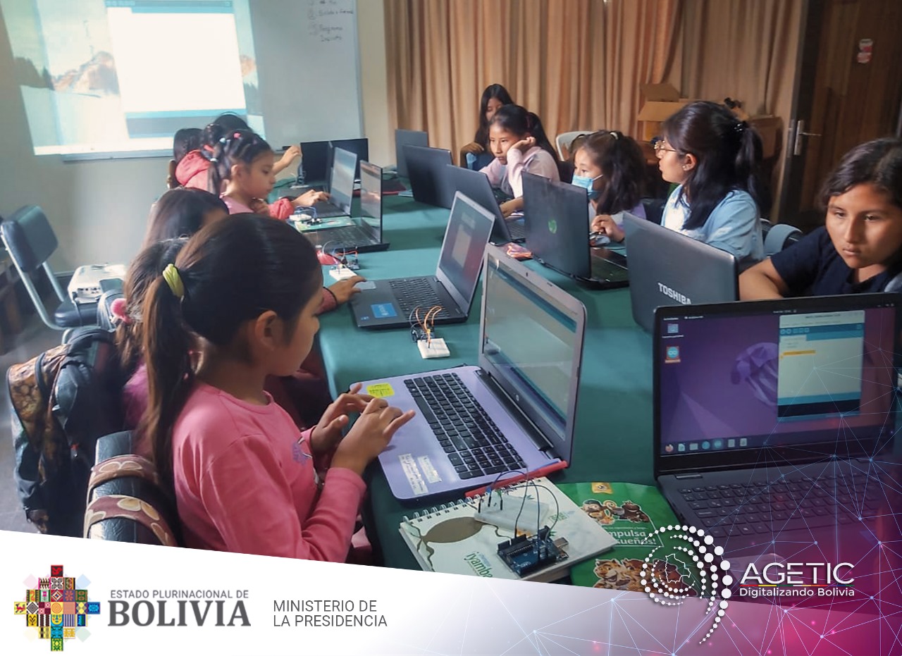La AGETIC certifica a niñas y adolescentes bolivianas beneficiarias del programa RobóTICas en su quinta versión