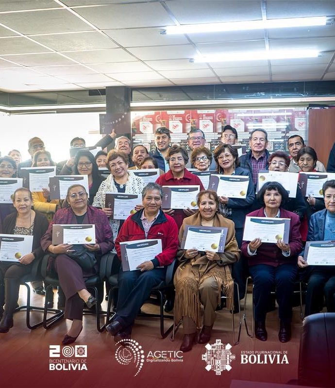 La AGETIC certifica los participantes del Programa de Inclusión Digital para Adultos Mayores