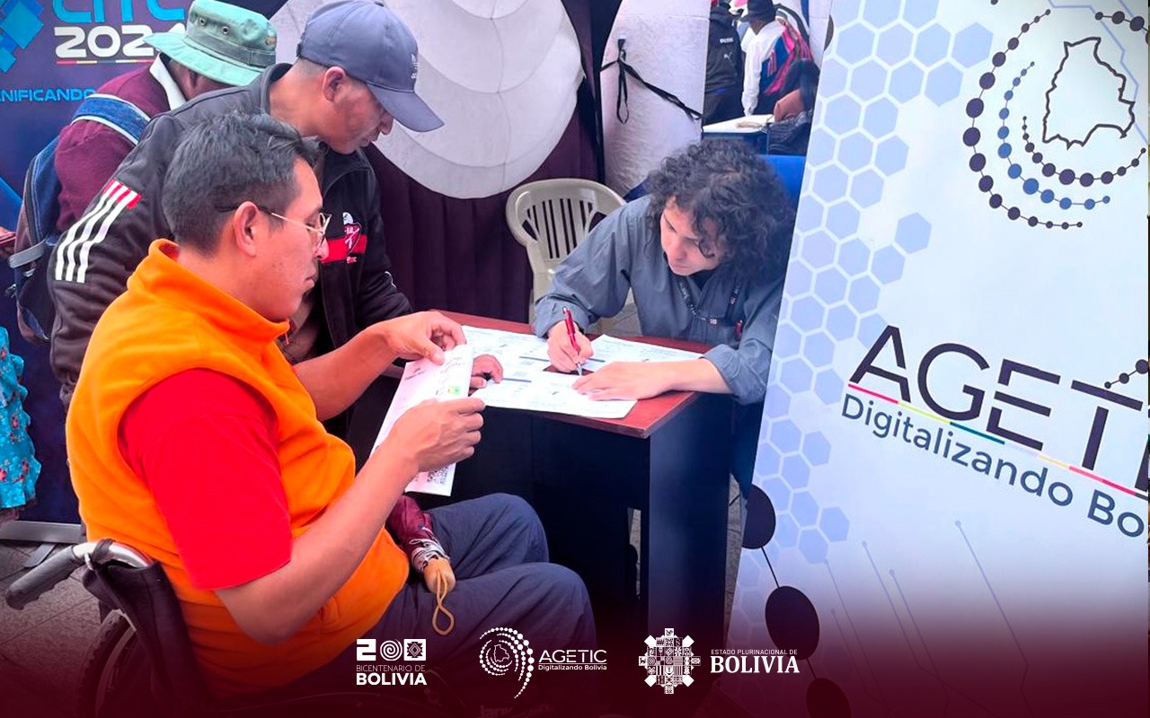 La AGETIC participa en Feria Productiva en conmemoración del Día Nacional de las Personas con Discapacidad