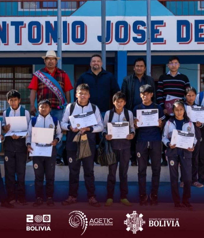 La AGETIC emite más de 630 certificados para los niños y jóvenes capacitados en sus CCITS de Jarana y Yura