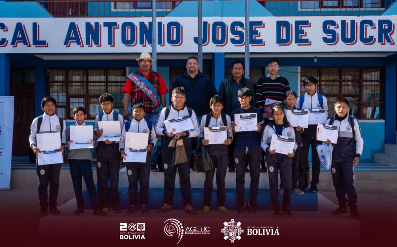 La AGETIC emite más de 630 certificados para los niños y jóvenes capacitados en sus CCITS de Jarana y Yura